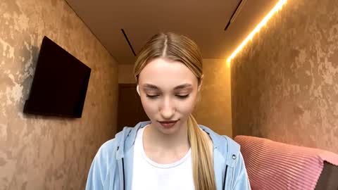 Snapshot of velvethonerkamp chatting on November 15, 8:00 am Nika online show from November 15, 8:00 am