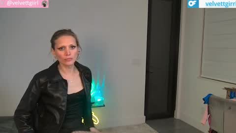 Snapshot of velvettgirl chatting on June 4, 8:20 am VelvetTGirl online show from June 4, 8:20 am