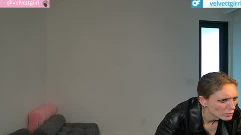 Snapshot of velvettgirl chatting on June 15, 4:20 pm VelvetTGirl online show from June 15, 4:20 pm