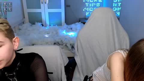 Snapshot of velvetvalkyries chatting on January 2, 1:51 pm CLEOshort hair TIna long hair online show from January 2, 1:51 pm