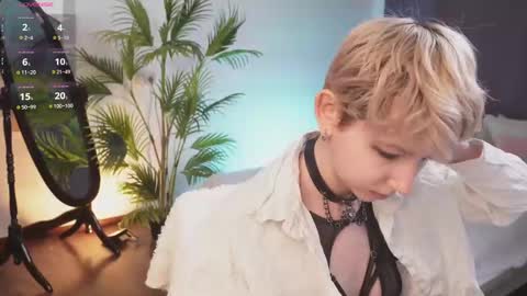 Snapshot of velvetvalkyries chatting on February 19, 4:00 pm CLEOshort hair TIna long hair online show from February 19, 4:00 pm