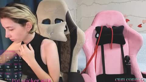 Snapshot of velvetvalkyries chatting on September 14, 5:23 pm CLEOshort hair TIna long hair online show from September 14, 5:23 pm