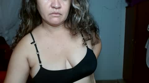 Snapshot of venecasexy44 chatting on June 5, 11:27 am venecasexy44 online show from June 5, 11:27 am