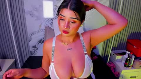 Snapshot of venusowen_ chatting on May 7, 2:22 pm Venusowen online show from May 7, 2:22 pm