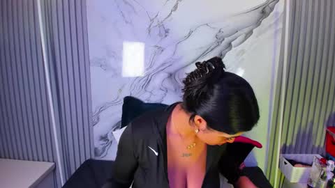 Snapshot of venusowen_ chatting on May 13, 2:03 pm Venusowen online show from May 13, 2:03 pm