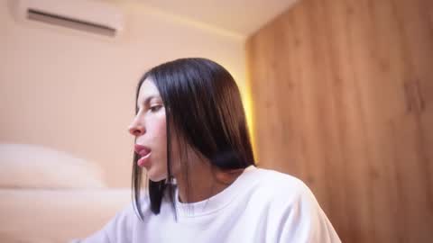 Veronica online show from February 3, 2:33 pm