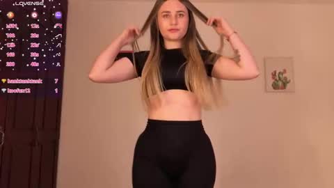 Snapshot of veronika__winslow_ chatting on October 5, 8:23 am Vero online show from October 5, 8:23 am