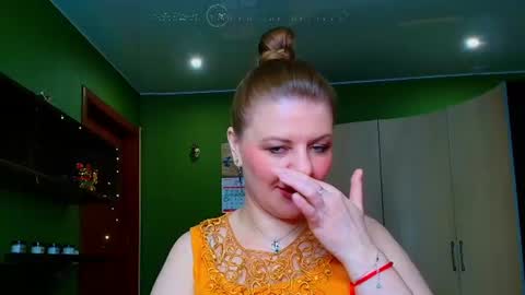 Snapshot of veronikawgold chatting on June 15, 7:49 pm VeronikawGold online show from June 15, 7:49 pm