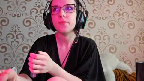 versieskains online show from March 23, 9:35 am