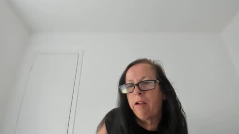 verysassypeachgoddess online show from May 3, 1:17 pm