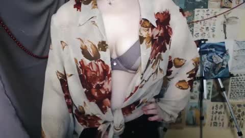 Snapshot of veryveryvery_shy chatting on January 5, 12:53 pm veryveryvery_shy online show from January 5, 12:53 pm