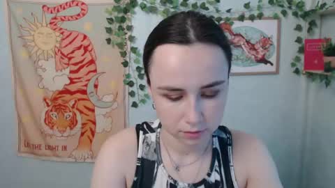 Snapshot of veryveryvery_shy chatting on May 25, 5:35 am veryveryvery_shy online show from May 25, 5:35 am