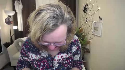 Snapshot of vestawoody chatting on October 31, 7:09 am vestawoody online show from October 31, 7:09 am