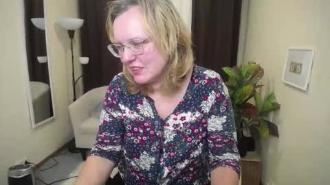 Snapshot of vestawoody chatting on November 15, 1:18 pm vestawoody online show from November 15, 1:18 pm