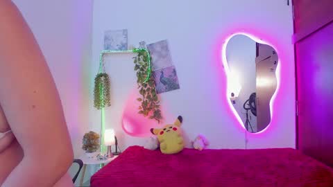 Snapshot of vexa_rosie chatting on May 28, 5:16 am hi im vexa online show from May 28, 5:16 am