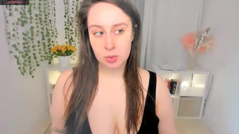 Snapshot of via_lattea_ chatting on May 29, 8:12 am Camilla online show from May 29, 8:12 am