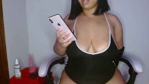 vibe_xxxo online show from May 1, 5:01 am