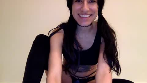 Snapshot of vibingwithchloe chatting on December 16, 6:10 am chloe online show from December 16, 6:10 am