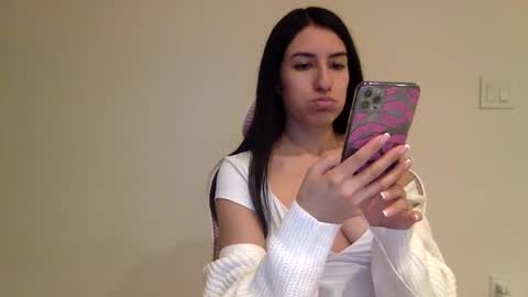 Snapshot of vibingwithchloe chatting on January 7, 8:24 am chloe online show from January 7, 8:24 am