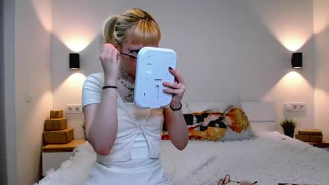 Snapshot of vickeyobst chatting on April 9, 5:07 am EliQueen online show from April 9, 5:07 am