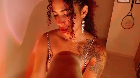 Snapshot of vicky_crazy chatting on February 6, 12:00 am Vicky  online show from February 6, 12:00 am