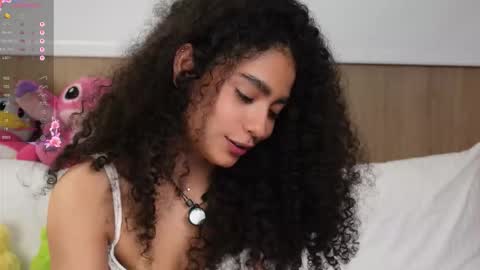 Snapshot of vicky_curly chatting on November 15, 5:27 am vicky_curly online show from November 15, 5:27 am