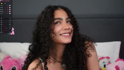 Snapshot of vicky_curly chatting on December 15, 3:33 am vicky_curly online show from December 15, 3:33 am