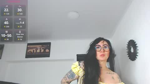 Snapshot of vicky_hotmilf chatting on May 19, 7:58 am Vicky online show from May 19, 7:58 am