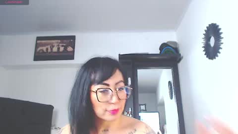Snapshot of vicky_hotmilf chatting on May 27, 1:08 pm Vicky online show from May 27, 1:08 pm