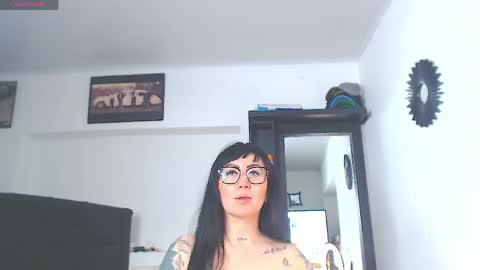 Snapshot of vicky_hotmilf chatting on June 1, 11:12 am Vicky online show from June 1, 11:12 am