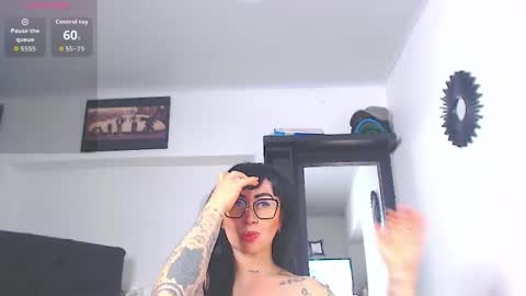 Snapshot of vicky_hotmilf chatting on June 2, 11:12 am Vicky online show from June 2, 11:12 am