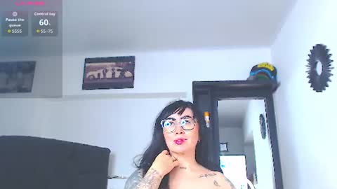 Snapshot of vicky_hotmilf chatting on June 14, 11:51 pm Vicky online show from June 14, 11:51 pm