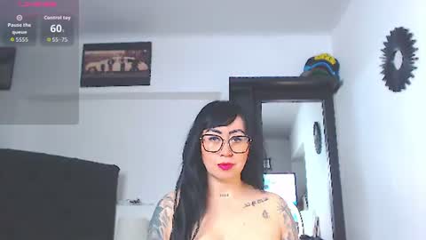 Snapshot of vicky_hotmilf chatting on June 16, 11:13 am Vicky online show from June 16, 11:13 am
