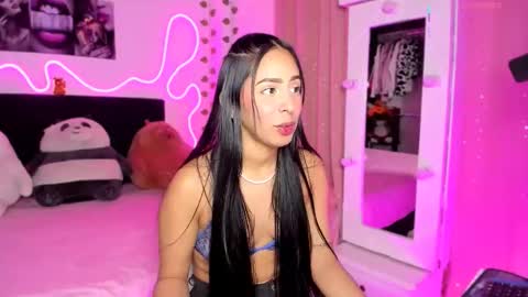 Snapshot of vickysth1 chatting on November 11, 11:05 pm VICTORIA 3 online show from November 11, 11:05 pm