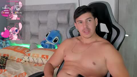 Snapshot of victor_vixen chatting on December 19, 9:17 pm victor online show from December 19, 9:17 pm