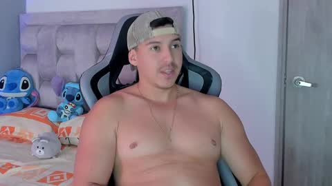 Snapshot of victor_vixen chatting on December 20, 6:35 pm victor online show from December 20, 6:35 pm