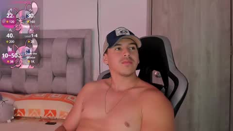 Snapshot of victor_vixen chatting on December 22, 5:21 pm victor online show from December 22, 5:21 pm