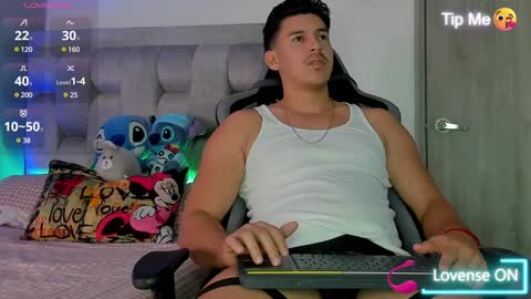 Snapshot of victor_vixen chatting on January 17, 3:22 pm victor online show from January 17, 3:22 pm