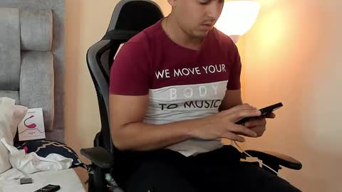 Snapshot of victor_vixen chatting on October 1, 12:44 pm victor online show from October 1, 12:44 pm