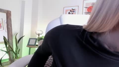 Snapshot of victoria_giraldo chatting on December 18, 8:20 am victoria_giraldo online show from December 18, 8:20 am