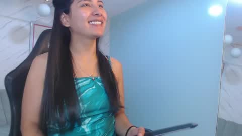 Snapshot of victoria_hernandez_t chatting on May 8, 1:05 pm Victoria online show from May 8, 1:05 pm