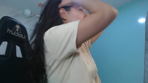 Snapshot of victoria_hernandez_t chatting on June 3, 1:14 pm Victoria online show from June 3, 1:14 pm