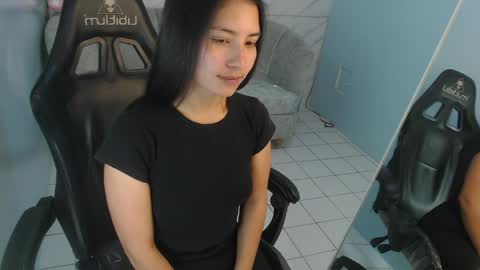 Snapshot of victoria_hernandez_t chatting on June 6, 1:27 pm Victoria online show from June 6, 1:27 pm