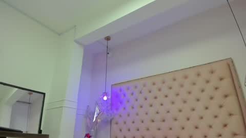 Snapshot of victoria_kitt chatting on June 8, 7:25 pm victoria_kitt online show from June 8, 7:25 pm