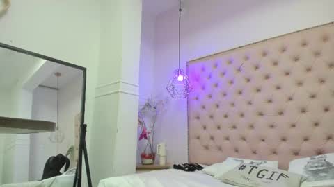 Snapshot of victoria_kitt chatting on June 29, 7:14 pm victoria_kitt online show from June 29, 7:14 pm
