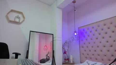 Snapshot of victoria_kitt chatting on July 5, 7:21 pm victoria_kitt online show from July 5, 7:21 pm