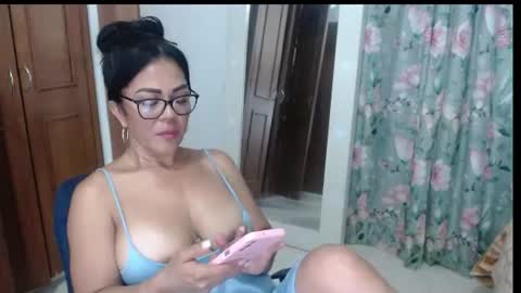 Snapshot of victoria_milf06 chatting on June 19, 4:06 am victoria online show from June 19, 4:06 am