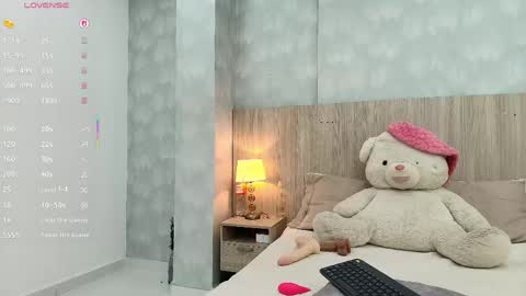 victoria_pachon online show from May 2, 6:57 pm