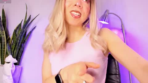 D A N I online show from October 27, 4:22 pm