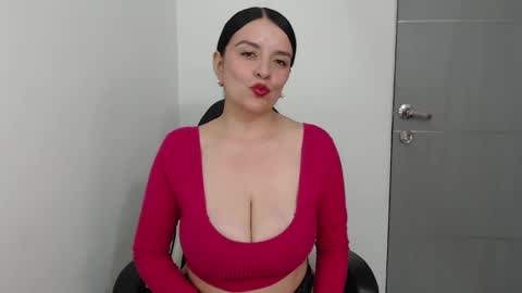 Snapshot of victoriahot_23 chatting on January 6, 8:50 pm Kim 3 online show from January 6, 8:50 pm